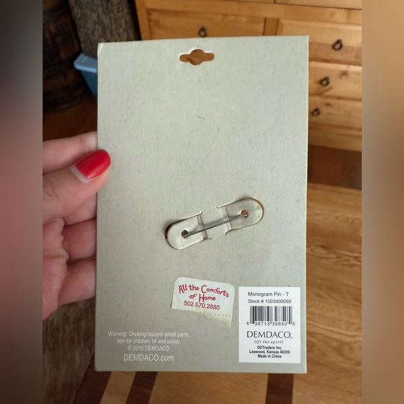 Scarf and wrap initial T accessory pin - Picture 2 of 2